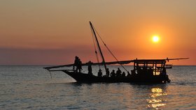Zanzibar láká tyrkysovými vodami Indického oceánu a plážemi s bělostným pískem, které vás zvou k relaxaci pod palmami. Tento ostrovní ráj nabízí nejen idylickou dovolenou, ale i hluboký ponor do bohaté historie a živé kultury.