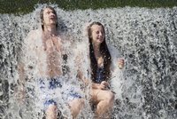 Vedro v Česku: Učitelky sprchují děti. Řidiči MHD fasují vodu i letní oblečení