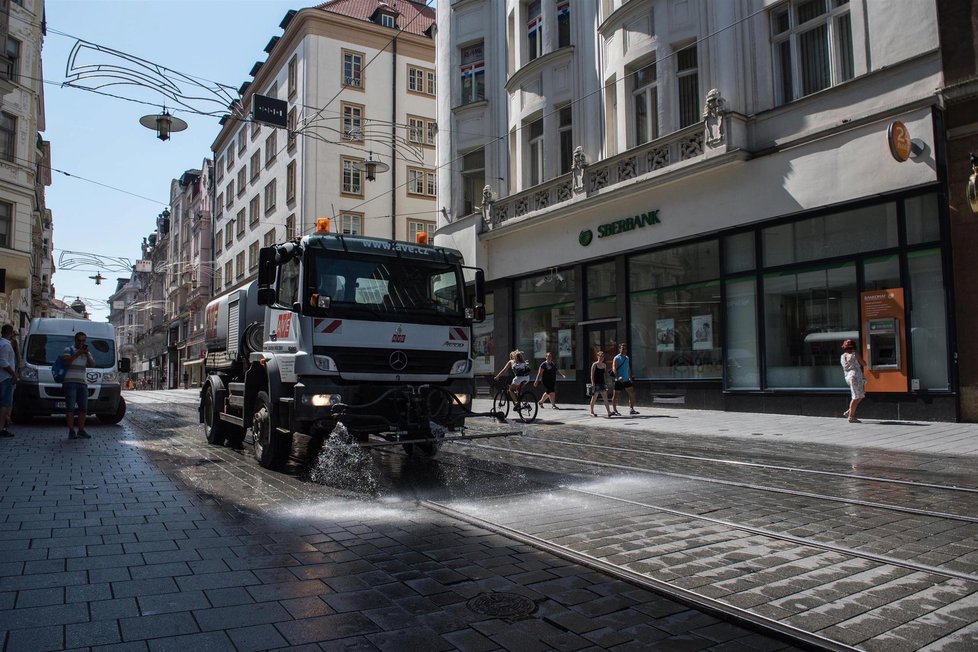 Radnice Brno-střed poslala do historického středu kropicí vozy.