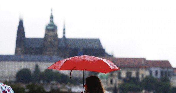 Léto začne o víkendu deštivým počasím a deštníky nejspíš neodložíme až do úterý. Oteplí se možná až ve středu.