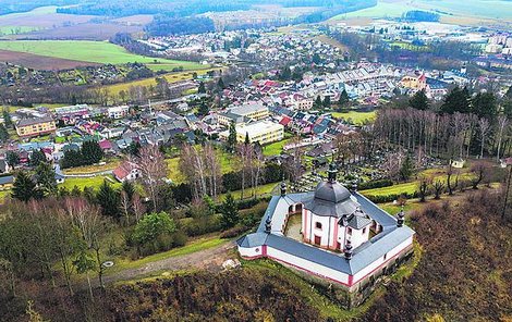 Nejde o úplnou kopii. Zatímco kostel na Zelené Hoře (nahoře) je postaven ve stylu gotického baroka, Letohrad je čistě barokní.