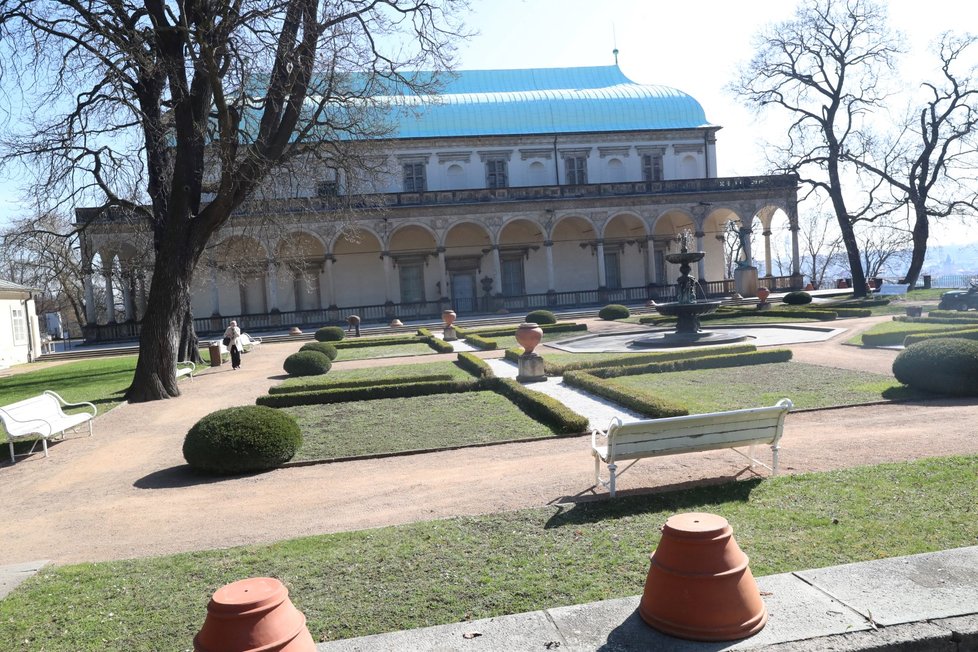 Letohrádek královny Anny v Královské zahradě na Pražském hradě.