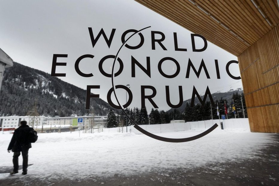 Letošní setkání špiček světové ekonomiky a politiky ve švýcarském horském středisku Davos se koná v atmosféře přetrvávající krize důvěry v tyto elity. Globální průzkum mínění zveřejněný před zasedáním Světového ekonomického fóra (SEF) ukázal, že v důsledku série skandálů a problémů v politice, finančním světě, sportu i v médiích zůstává důvěra lidí ve vůdčí schopnosti nynější elity velmi nízká.