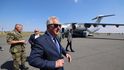 Ministr obrany Jaromír Zůna (za SPD) na červencové představení letounu Embraer C-390. Ministr obrany Jaromír Zůna (za SPD) na červencové představení letounu Embraer C-390.