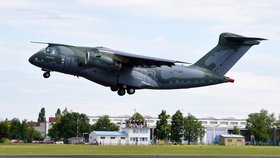 Vojenský nákladní letoun KC-390 brazilské společnosti Embraer, na jehož výrobě se podílí Aero Vodochody, se představil 18. července na Letišti Vodochody.