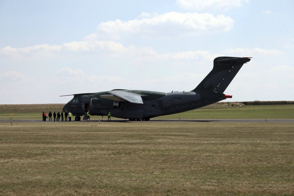 Vojenský nákladní letoun KC-390 brazilské společnosti Embraer, na jehož výrobě se podílí Aero Vodochody, se představil 18. července na Letišti Vodochody.