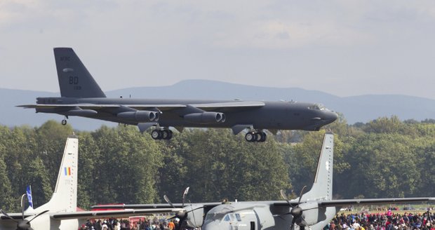 Legendární nebeská pevnost je v Česku. Bombardér B-52 přistál v Ostravě