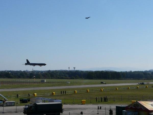 Legendární americký bombardér B-52 přiletěl na Dny NATO 2015
