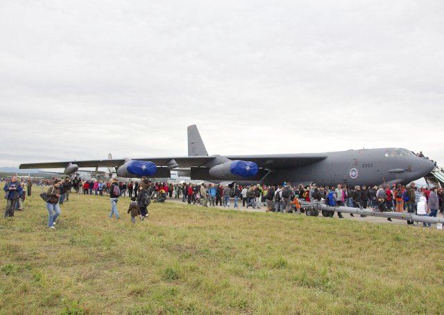 Legendární americký bombardér B-52 na Dnech NATO v roce 2012