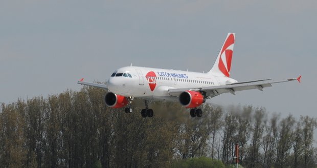 Airbus ČSA letící do Prahy musel nouzově přistát: Začal mu hořet motor, tvrdí cestující