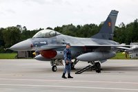 ONLINE: Biden povolil výcvik Ukrajinců na stíhačkách F-16. Problémem je ale jazyk