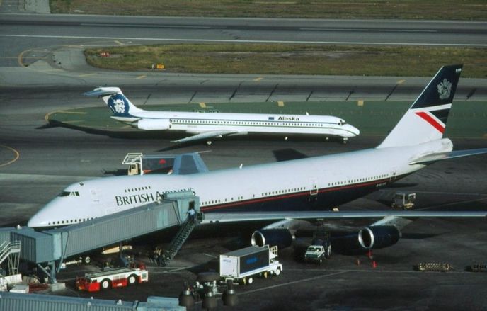 Letoun McDonnell Douglas DC-9 (za Boeingem 747) v barvách společnosti Alaskan Airways