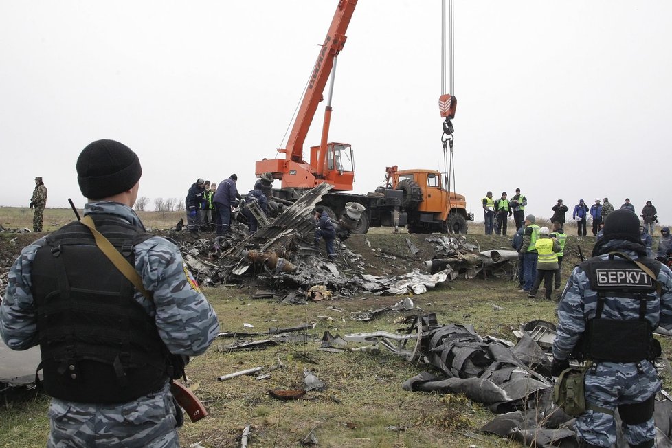 Odklízení a prohledávání trosek letu MH17