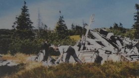 Trosky letounu ležely v Krkonoších přes půl století, než byly v roce 1998 v sítích vyzdviženy vrtulníkem, odvezeny a uloženy. Na snímku příprava k transportu.