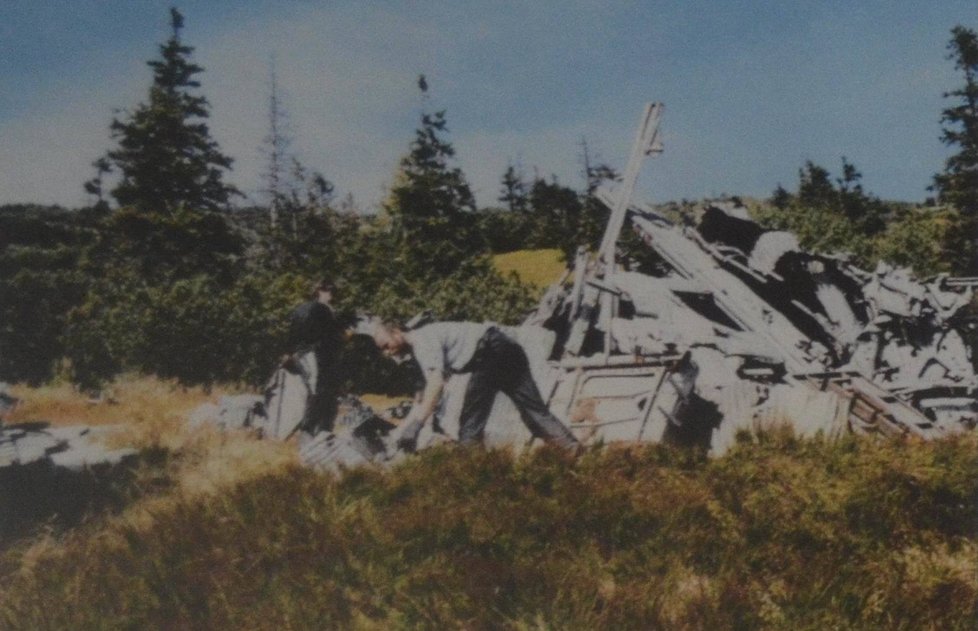 Trosky letounu ležely v Krkonoších přes půl století, než byly v roce 1998 v sítích vyzdviženy vrtulníkem, odvezeny a uloženy. Na snímku příprava k transportu.