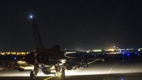 Francouzský bojový letoun vzlétá k útoku na baštu Islámského státu.