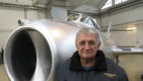 Oldřich Pelčák (73), plukovník ve výslužbě, se na tomto letadle vyučil v pilotní škole v Košicích. Létal na stroji čtyři roky, poprvé v roce 1964.
