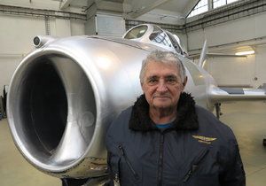 Oldřich Pelčák (73), plukovník ve výslužbě, se na tomto letadle vyučil v pilotní škole v Košicích. Létal na stroji čtyři roky, poprvé v roce 1964.