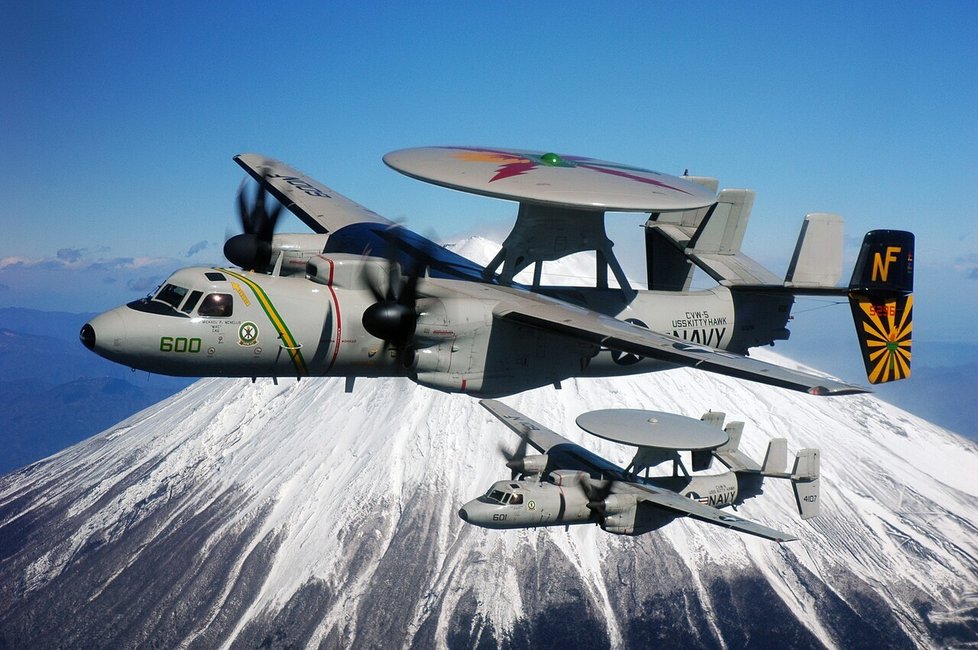 Dva letouny včasné výstrahy E -2C Hawkeye nad japonskou horou Fudži