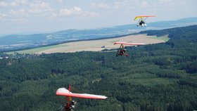 V úterý se piloti závěsných kluzáků dostali do vzduchu kvůli špatnému počasí až po poledni.