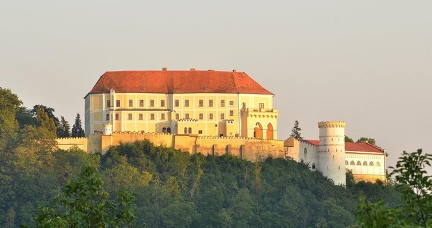 Když v roce 2004 Bohumil Vavříček zámek v Letovicích kupoval, byl ruinou na spadnutí. Památku celou zrekonstruoval a zpřístupnil veřejnosti. Nyní je na prodej.