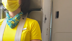 Letuška Henny Limová na sociálních sítích vysvětlila, proč si palubní personál během přistání sedá na ruce.