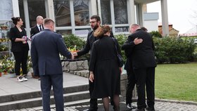 Poslední rozloučení s vládní letuškou Lenkou (†37), která podlehla vážné nemoci.