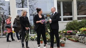 Poslední rozloučení s vládní letuškou Lenkou (†37), která podlehla vážné nemoci.