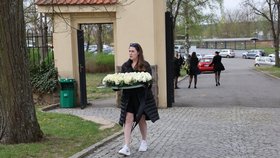 Poslední rozloučení s vládní letuškou Lenkou (†37), která podlehla vážné nemoci.