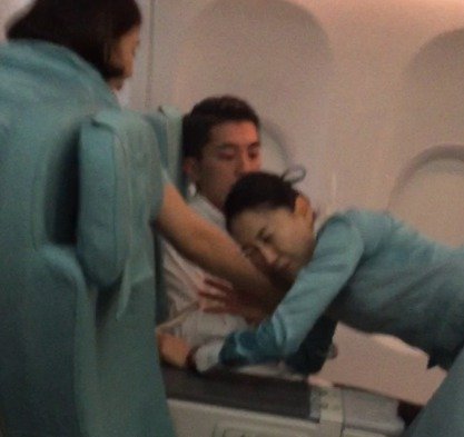 Richard Marx na svém Twitteru zveřejnil záběry toho, jak se letuškám nedaří zvládnout násilného pasažéra.