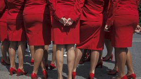 Součástí uniformy letušek Virgin Atlantic jsou i lodičky.