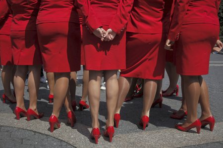 Součástí uniformy letušek Virgin Atlantic jsou i lodičky.