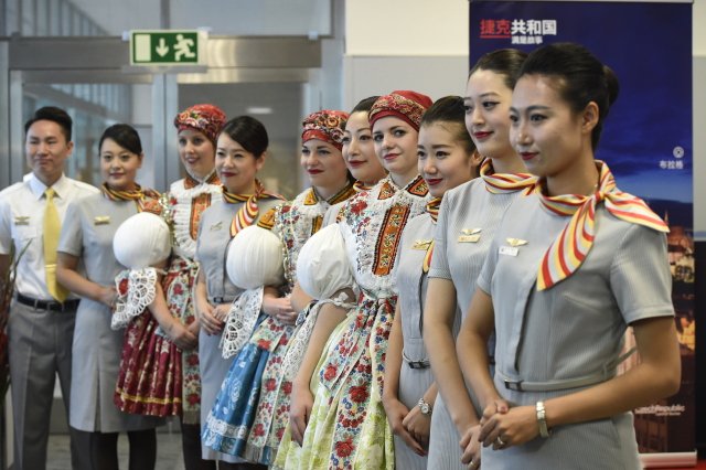 Současné uniformy letušek společnosti Hainan Airlines