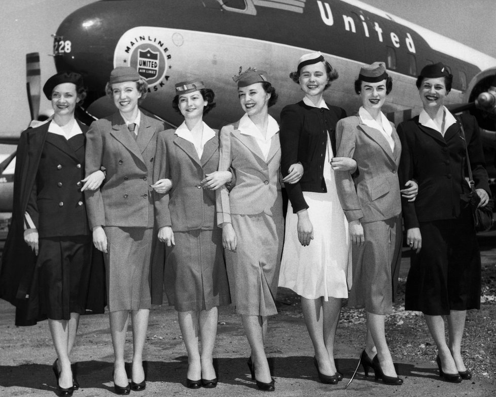 Uniformy letušek americké aerolinky United Airlines napříč 25 lety. Zleva: 1930, 1933, 1936, 1937, 1939, 1941 a 1955