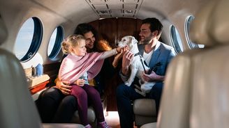Letecky pohodlně, bezpečně a třeba i se psem na klíně. O privátní lety je stále větší zájem