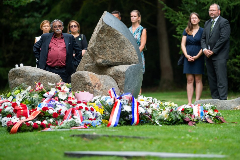 Pietní akt v Letech u Písku připomněl i romské oběti z Osvětimi