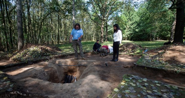 Archeologové našli v Letech na Písecku, kde byl za války romský koncentrační tábor, hroby jednotlivců. Odkryli jeden hrob s pozůstatky vězeňkyně mladší 40 let, nalezli i sedm hrobových jam.