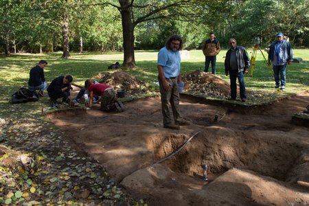 Archeologové našli v Letech na Písecku, kde byl za války romský koncentrační tábor, hroby jednotlivců. Odkryli jeden hrob s pozůstatky vězeňkyně mladší 40 let, nalezli i sedm hrobových jam.