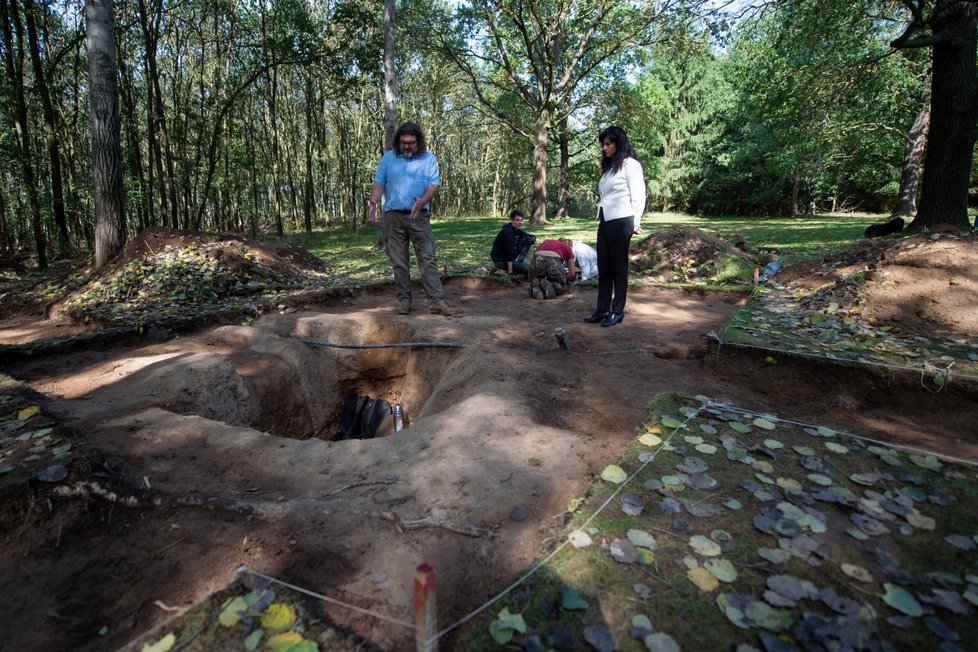 Archeologové našli v Letech na Písecku, kde byl za války romský koncentrační tábor, hroby jednotlivců. Odkryli jeden hrob s pozůstatky vězeňkyně mladší 40 let, nalezli i sedm hrobových jam.