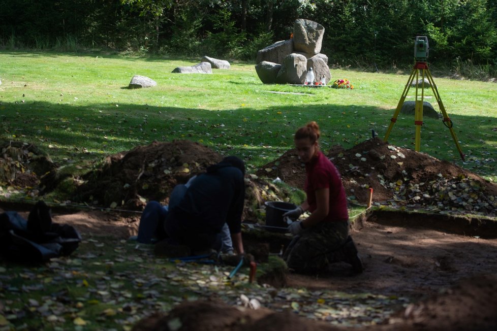 Archeologové našli v Letech na Písecku, kde byl za války romský koncentrační tábor, hroby jednotlivců. Odkryli jeden hrob s pozůstatky vězeňkyně mladší 40 let, nalezli i sedm hrobových jam.