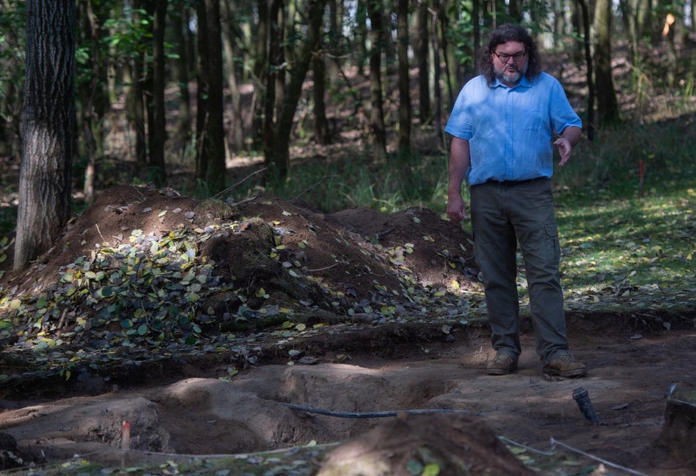 Archeologové našli v Letech na Písecku, kde byl za války romský koncentrační tábor, hroby jednotlivců. Odkryli jeden hrob s pozůstatky vězeňkyně mladší 40 let, nalezli i sedm hrobových jam.