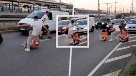 Řidič surově napadl klima aktivisty blokující dopravu v Mannheimu.