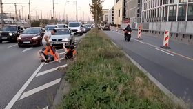 Řidič surově napadl klima aktivisty blokující dopravu v Mannheimu.