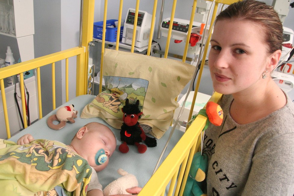 Rodiče půlročního Dominika Němce, který bojuje s akutní lymfoblastickou leukemií, nemají nárok na příspěvek na péči.