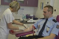 Stovka policistů z jihu Moravy cedila krev: Darovali kostní dřeň a naději pacientům s leukemií