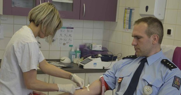 Stovka policistů z jihu Moravy cedila krev:  Darovali kostní dřeň a naději pacientům s leukemií