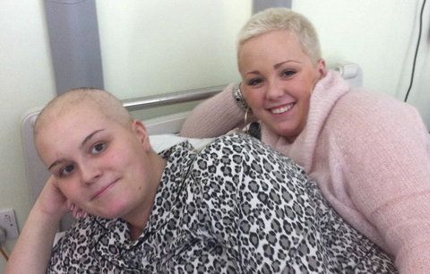 Dojemné! Zachránila sestře s rakovinou život a ostříhala si vlasy, aby ji podpořila