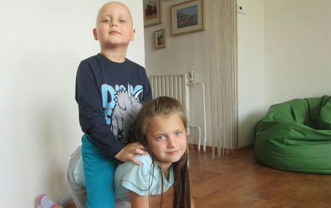 Lukášek přišel kvůli chemoterapii o vlasy. Jeho sestřička se ale snaží, aby na nemoc nemyslel.