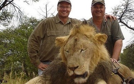 Lev Cecil a jeho lovec  Walter Palmer (vlevo)