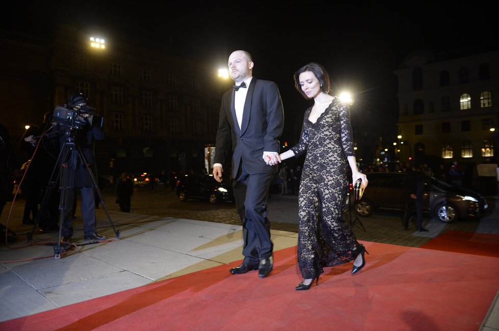 Mánie černých krajkových šatů, kterou zahájil letošní Ples v Opeře, se nevyhnula ani Českému lvu